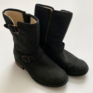 UGG 1007542 Chaney Women’s Black Leather & Shearling Lined Boots Booties Sz. 8